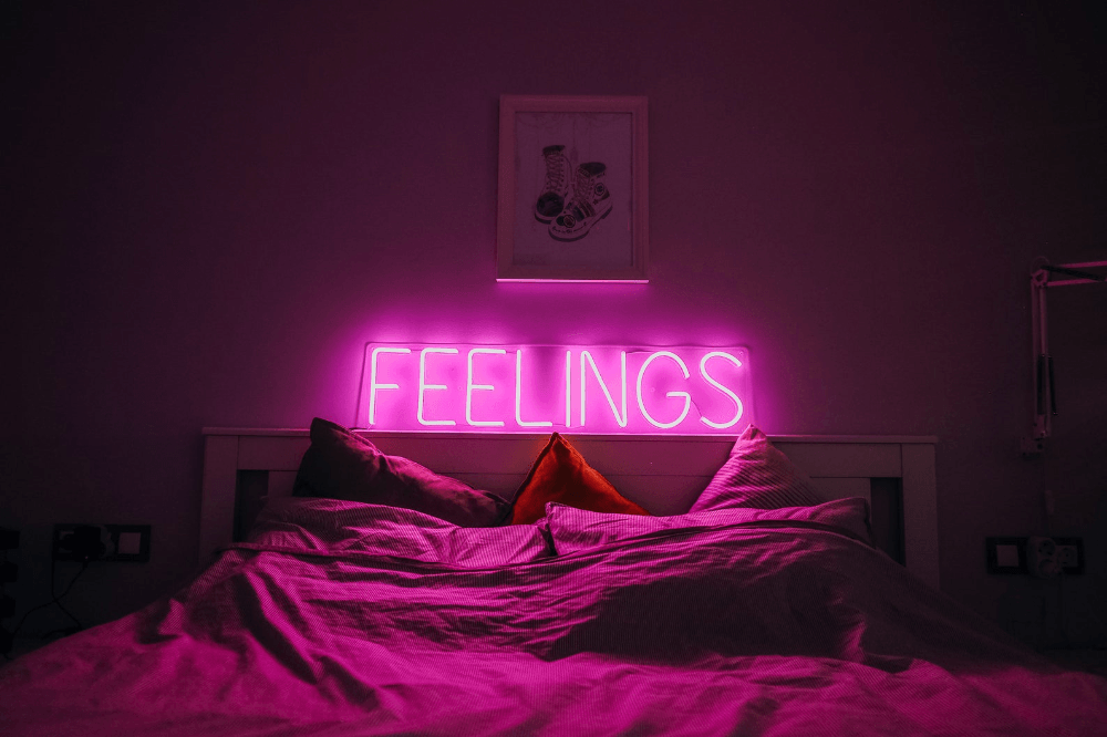 How can I decorate my bedroom with white walls? - ONE Neon